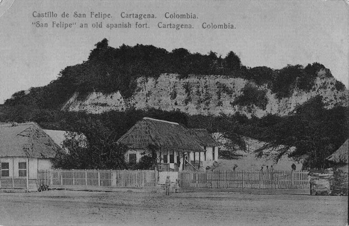 Al fondo, el Castillo de San Felipe de Barajas en ruinas, en 1900. En primer plano las casitas al pie del Cerro. CORTESÍA FOTOTECA HISTÓRICA DE CARTAGENA