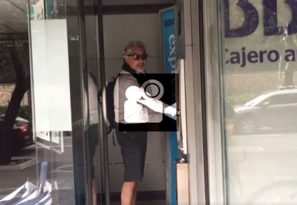 El presentador Manuel Teodoro mientras realizaba una transacción en un cajero de Bogotá. Captura de video.