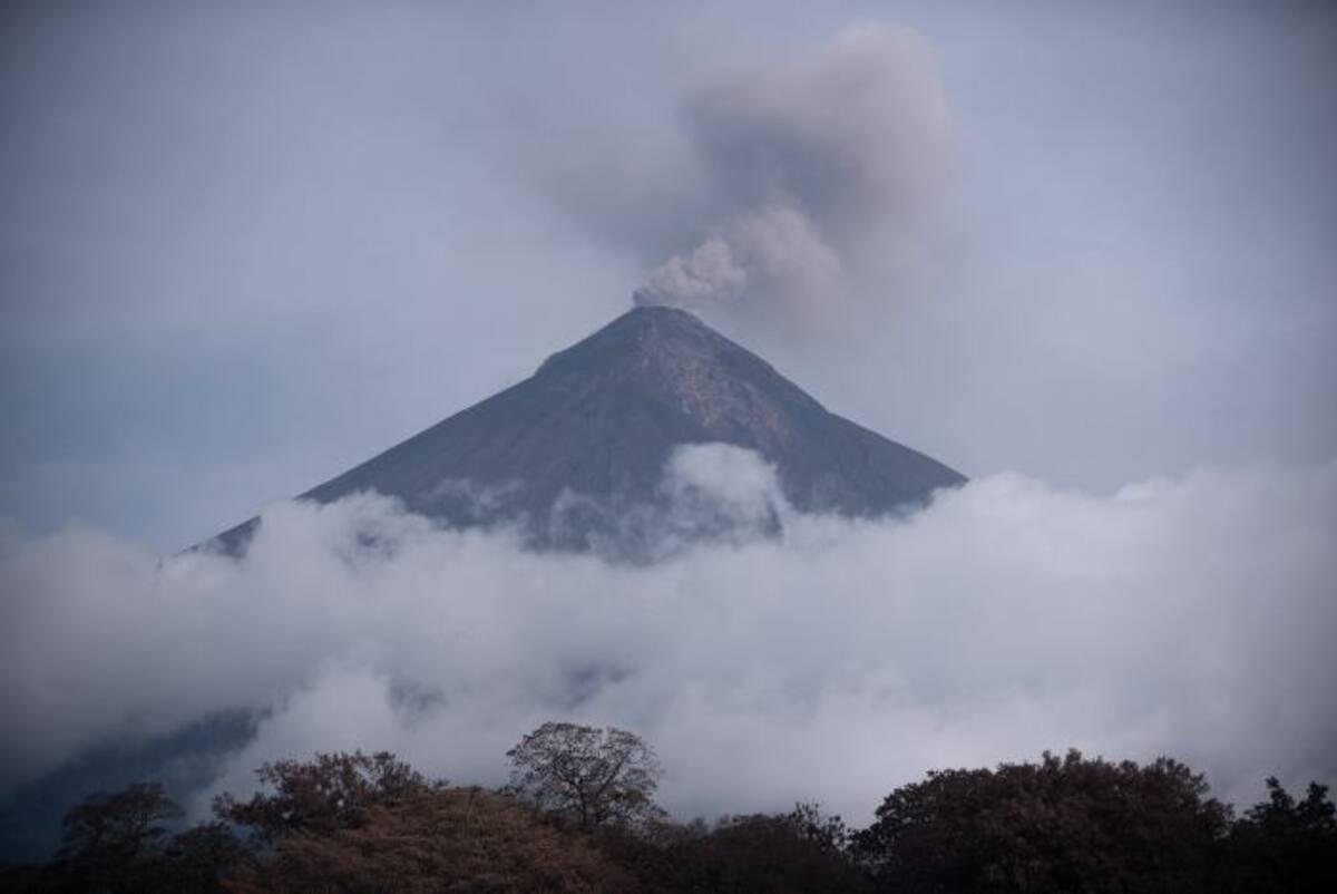 El pasado 3 de junio, el volcán registró una de sus peores erupciones y aparte de los muertos, dejó más 1,7 millones de afectados, decenas de desaparecidos y millones de dólares en pérdidas. EFE