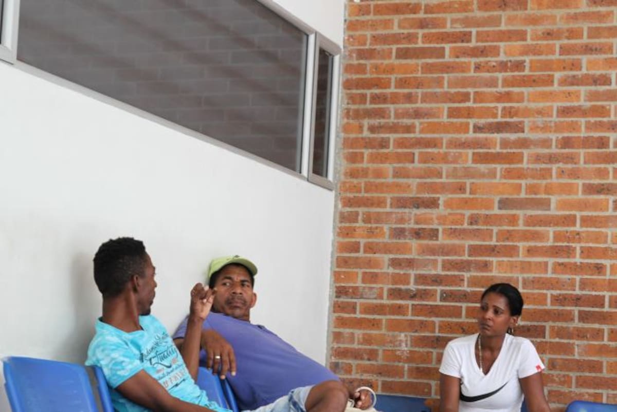 Familiares de la persona asesinada en Marialabaja en la morgue en Cartagena. El Universal