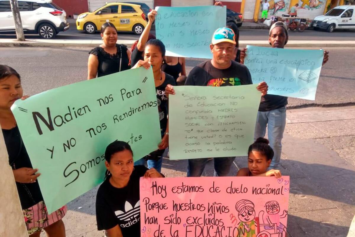 Madres protestan para pedir educación para sus niños especiales