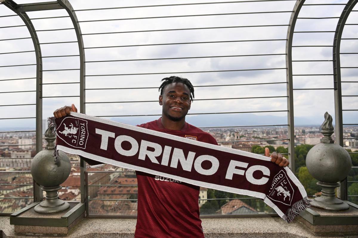 Duván Zapata se queda en Italia, así fue su presentación en su nuevo equipo