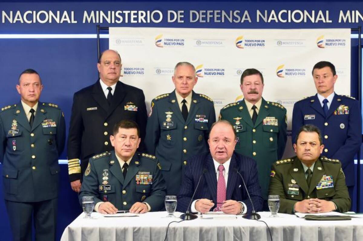 El Ministro de Defensa, en compañía de los Altos Mandos Militares y de Policía en una rueda de prensa, sobre el tema de la Justicia Penal para la Paz. Colprensa