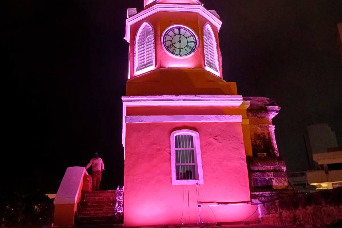 La Torre del Reloj se ilumina de violeta en conmemoración al Día de la Mujer