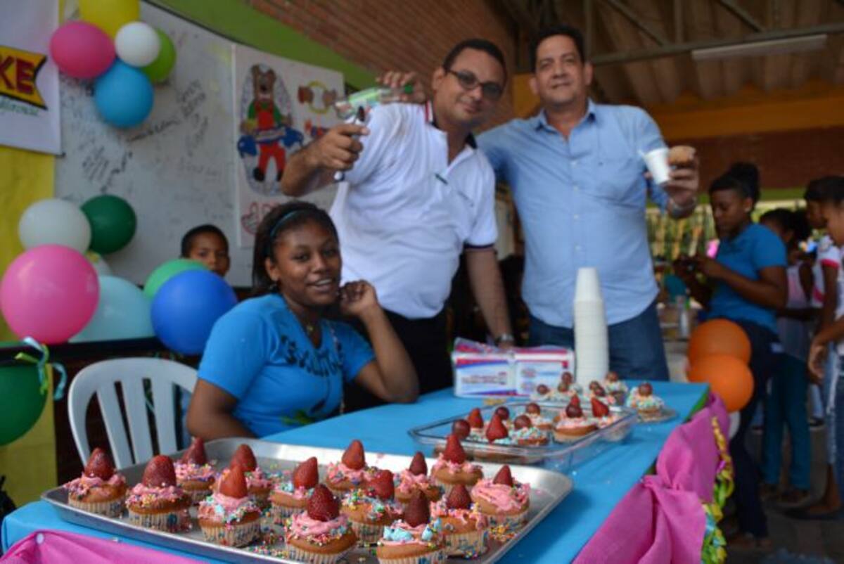 profesor Carlos Marrugo (en el centro, suéter blanco), organizador de la Feria Emprendedora del Colegio Foco Rojo.