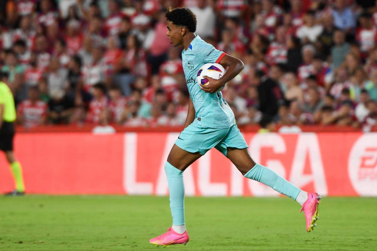 Barcelona tropieza con el Granada y se aleja de la punta