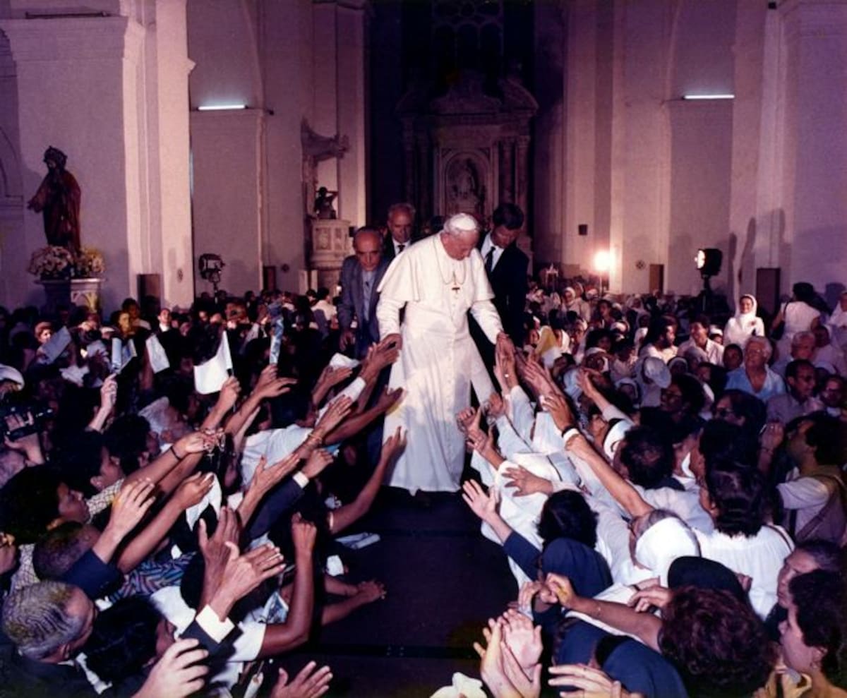 El papa Juan Pablo II, durante su visita en Cartagena, estuvo en la iglesia San Pedro Claver. Archivo