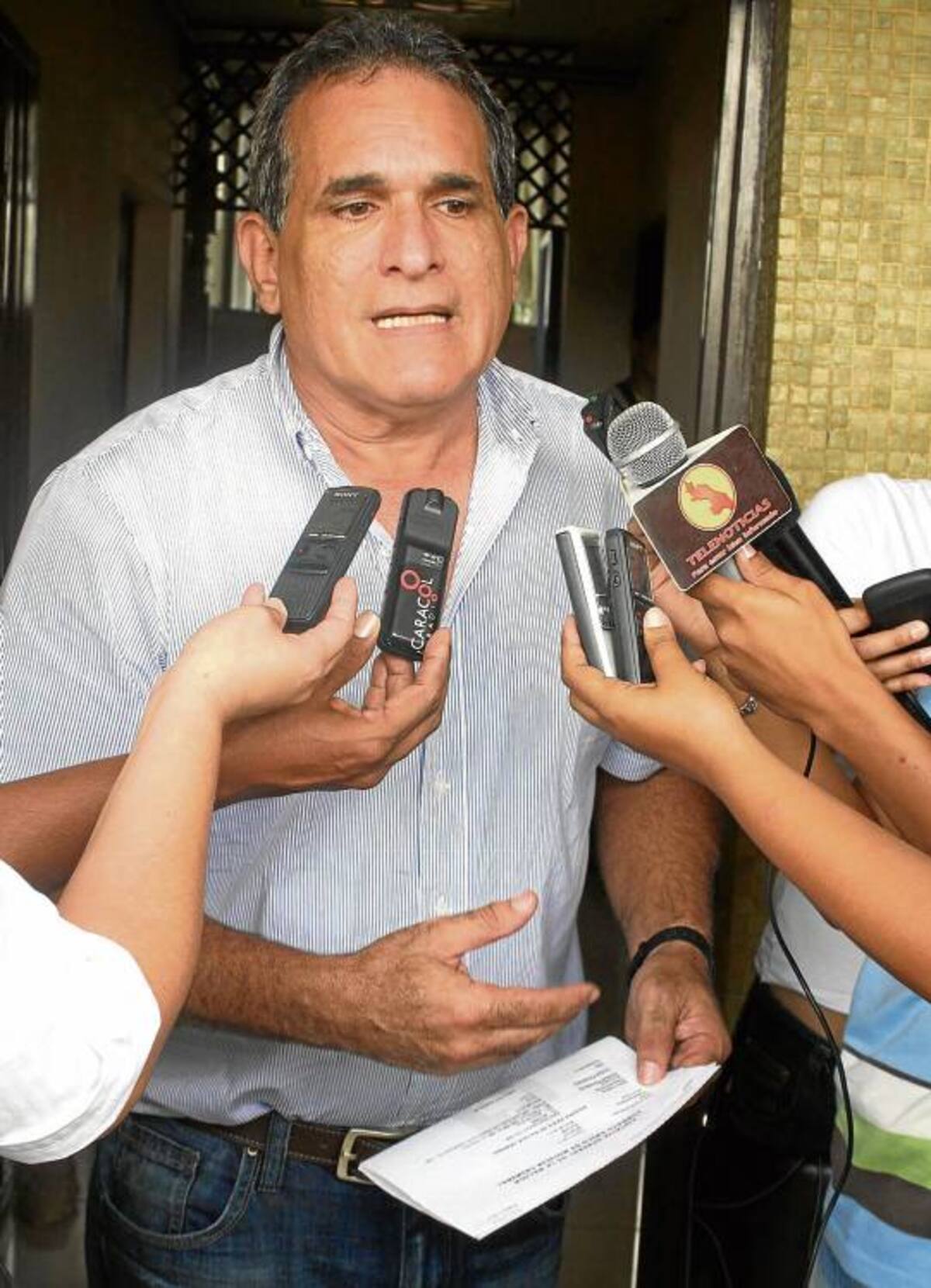 El alcalde Jairo Fernández Quessep en momentos en las instalaciones de la Unidad de reacción inmediata luego de interponer la denuncia por el delito de calumnia contra persona desconocida.