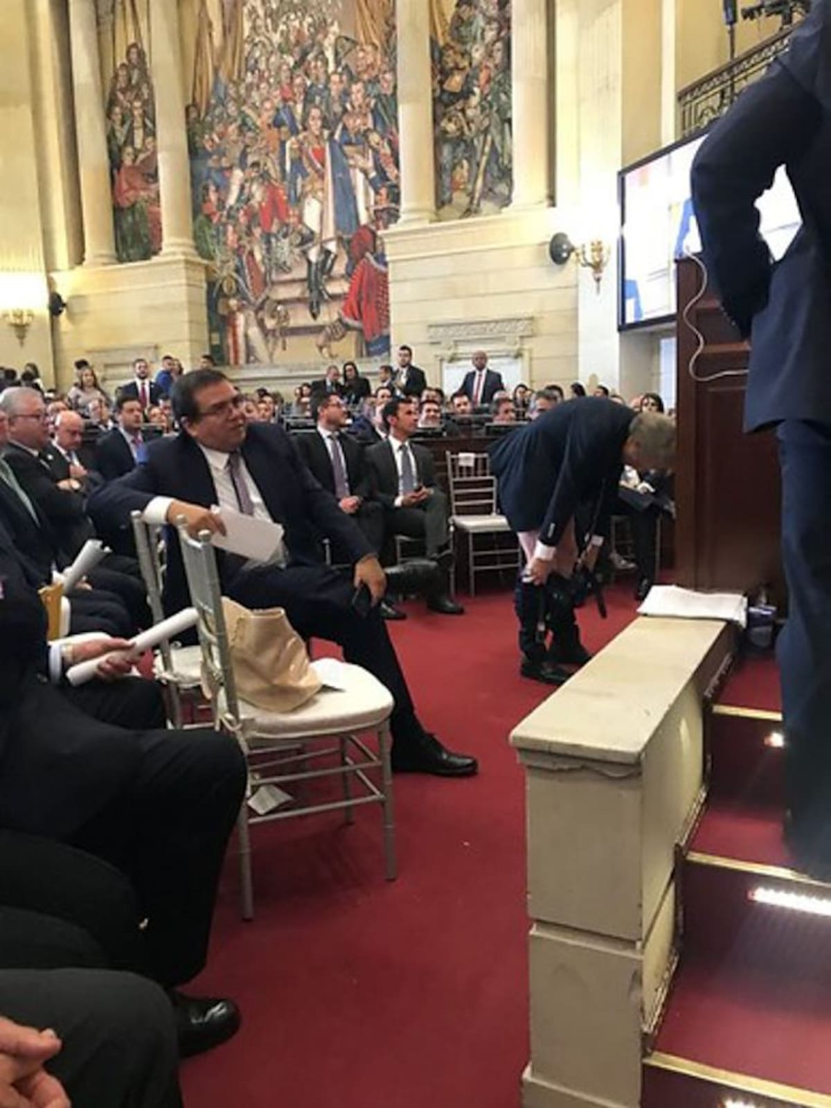 Mockus se bajó los pantalones para que la gente hiciera silencio y atendieran el discurso del senador Efraín Cepeda. Colprensa