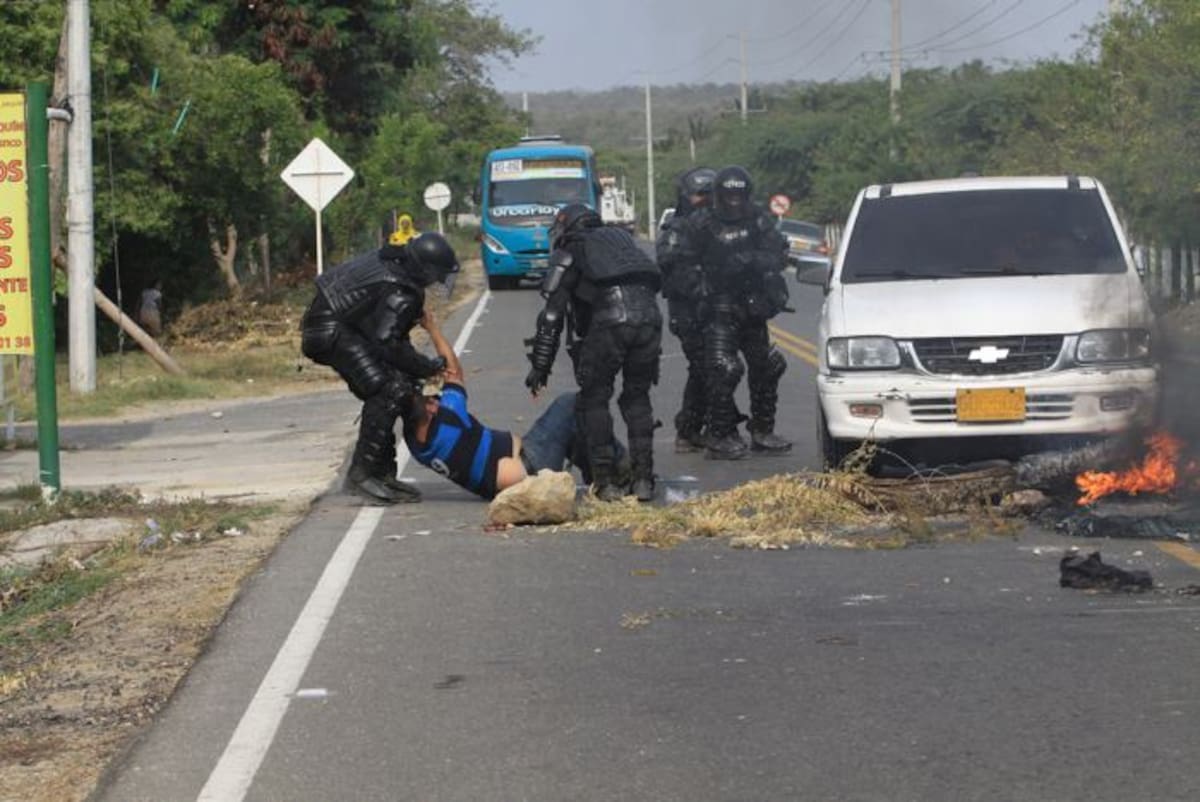 Los disturbios dejaron un oficial herido. EL UNIVERSAL - BARRANQUILLA