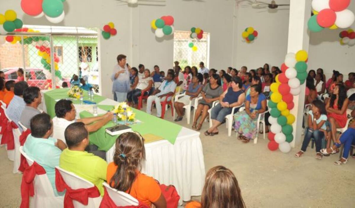 Rocío Castillo García, secretaria de participación y desarrollo social, presidio el acto de certificación realizado en la iglesia Cristiana de Villa Hermosa. Cortesía.