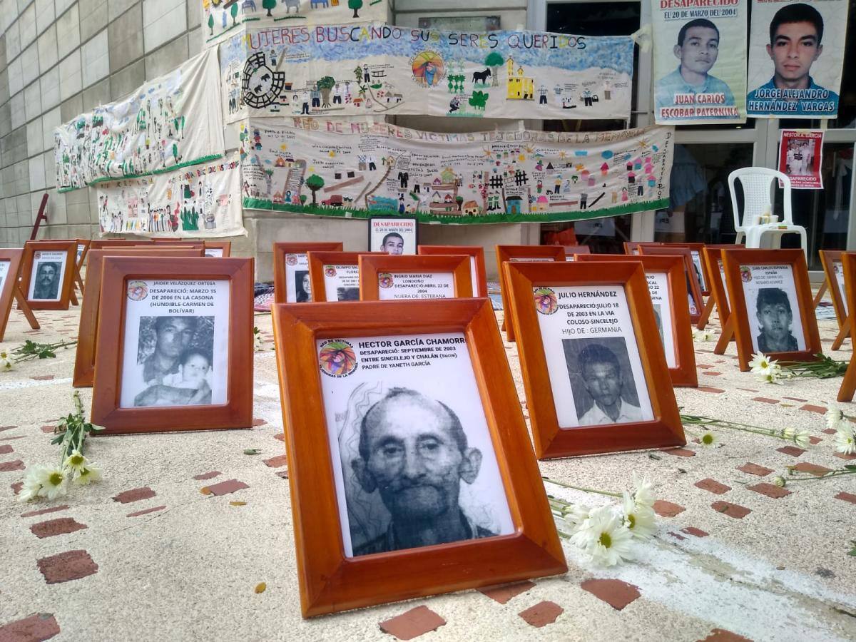 Con sus fotos de un lado a otro, las familias no pierden las esperanzas de encontrar a sus seres queridos. //Manuel Santiago Pérez - El Universal.