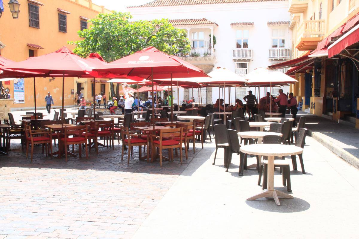 Polémica por ocupación con mesas de la plaza Santo Domingo