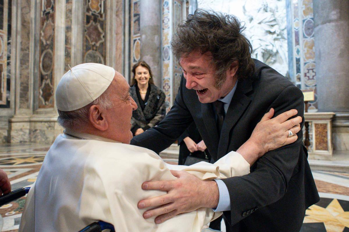 Canonización de la primera santa argentina provoca abrazos entre Milei y el papa