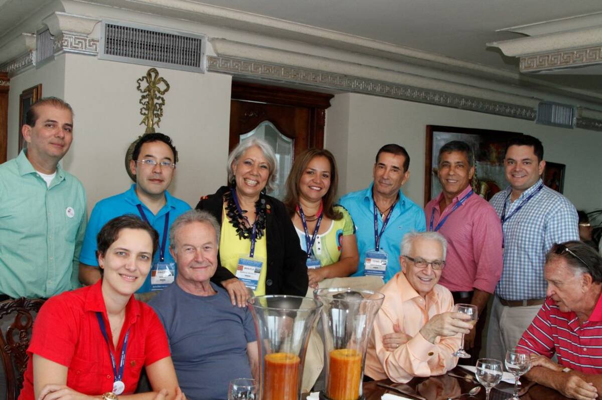 De pie: Ramiro Viaña, Ernesto Barbosa, Manuela Berrocal, Marcela Sánchez, César Manzi, Onofre Ballestas y Mauricio Bolívar; sentados: Lina Triana, Gino Rigotti, Foat Nahai y Tom Bigg.