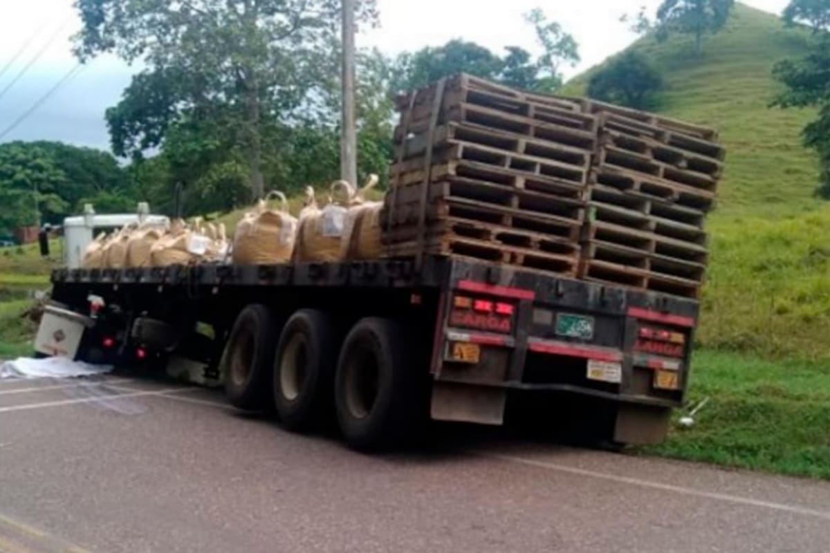 Conductor de una tractomula murió al ser arrollado por su vehículo