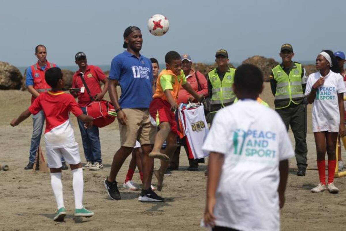 Didier Drogba jugó con niños de dos fundaciones. CORTESÍA