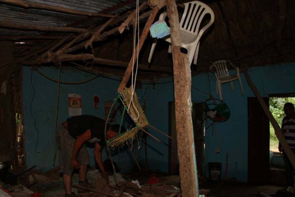 Una de las viviendas que quedó prácticamente inhabitable fue la del señor Luis Ramón Barrios, en el barrio Las Flores, pues una de las paredes de la casa se fue al piso luego de que la corriente del arroyo la inundara. Zenia Valdelamar/El Universal
