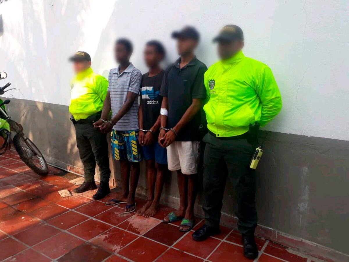 En la foto de la izquierda, los tres capturados por el crimen de un joven en Arjona. El otro sujeto es el retenido por el asesinato del exmilitar en Las Delicias.