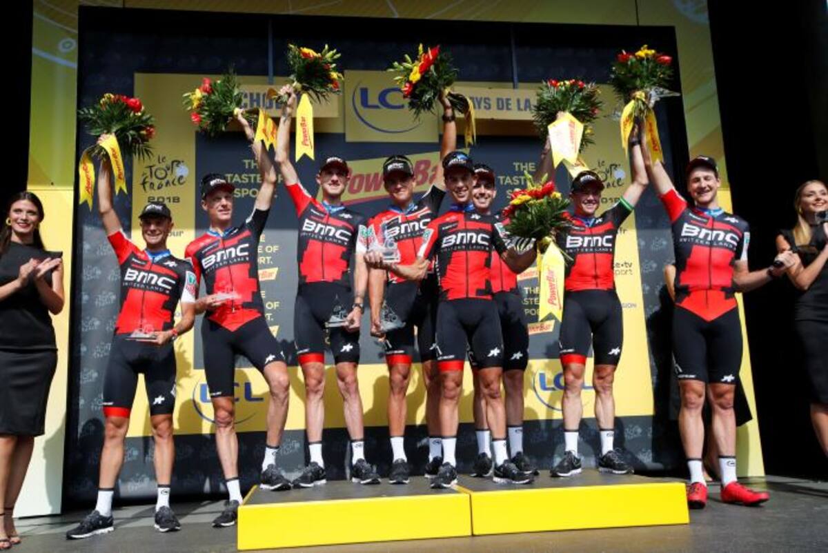 Los corredores del BMC celebran el triunfo de etapa tras hacer el mejor tiempo en la contrarreloj por equipos. AP Christophe Ena