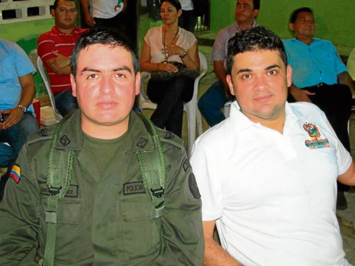 Mayor Jorge Arbeláez, director de la Policía Distrito Tres, (izquierda a derecha), acompañado por el alcalde de Sahagún Carlos Elías Hoyos.