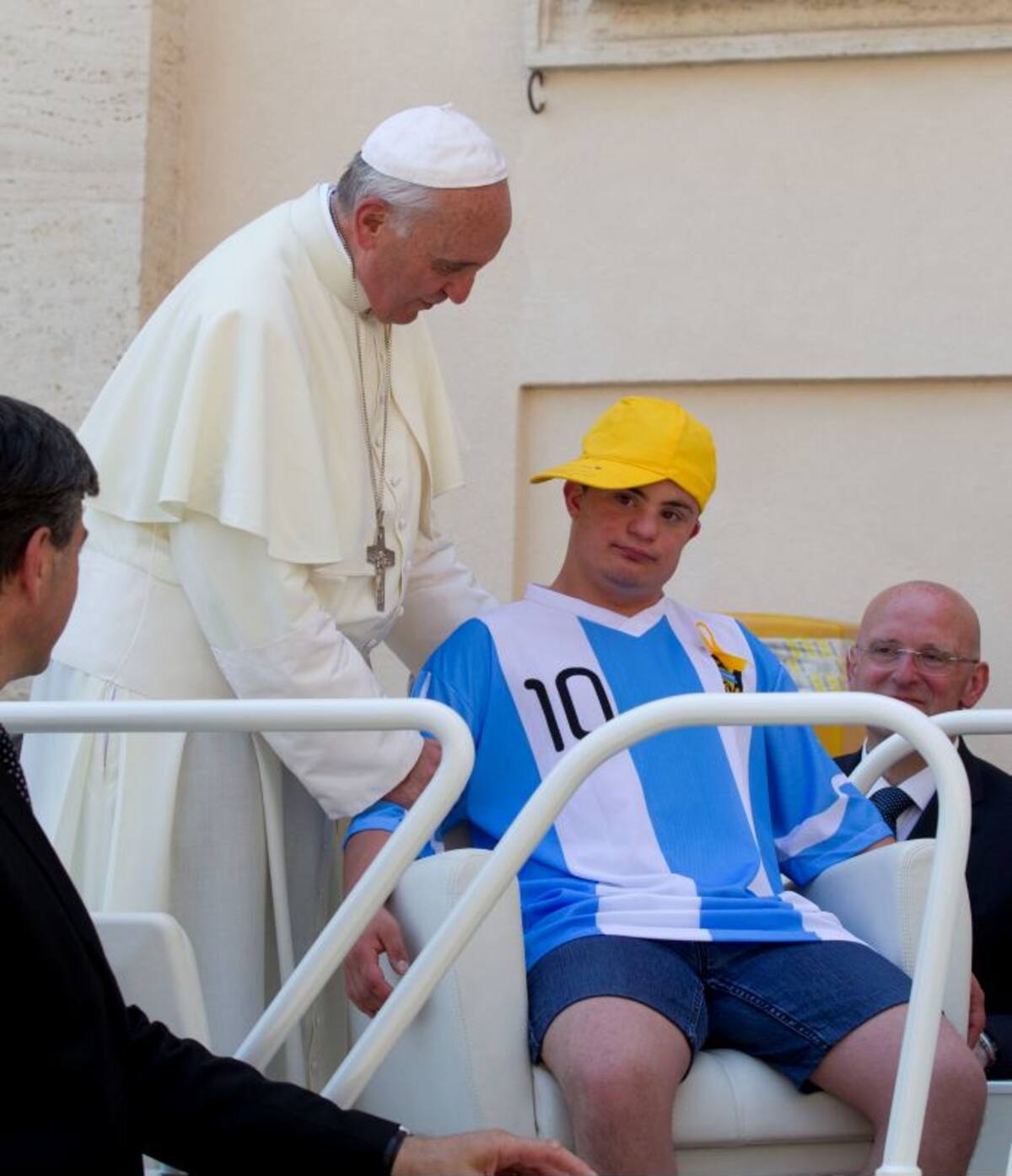 El acto despertó aplausos y risas entre los miles de asistentes a la audiencia papal. AP