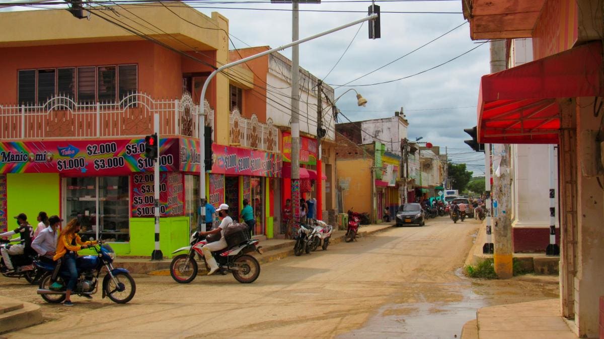 Tres meses después del inicio de la cuarentena, el comercio se ha vuelto a reactivar en El Carmen de Bolívar. La mayoría de carmeros transita con tapabocas. //Cortesía.