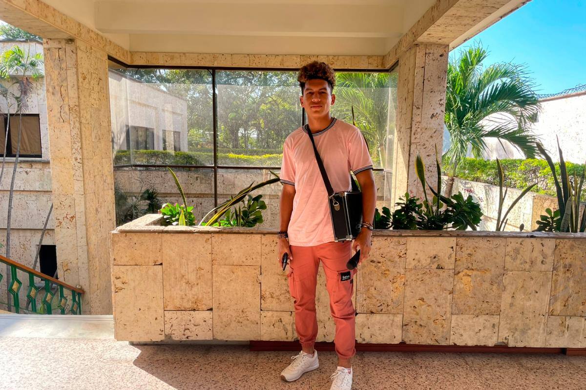 El joven cartagenero que canta en los buses para cumplir sus sueños