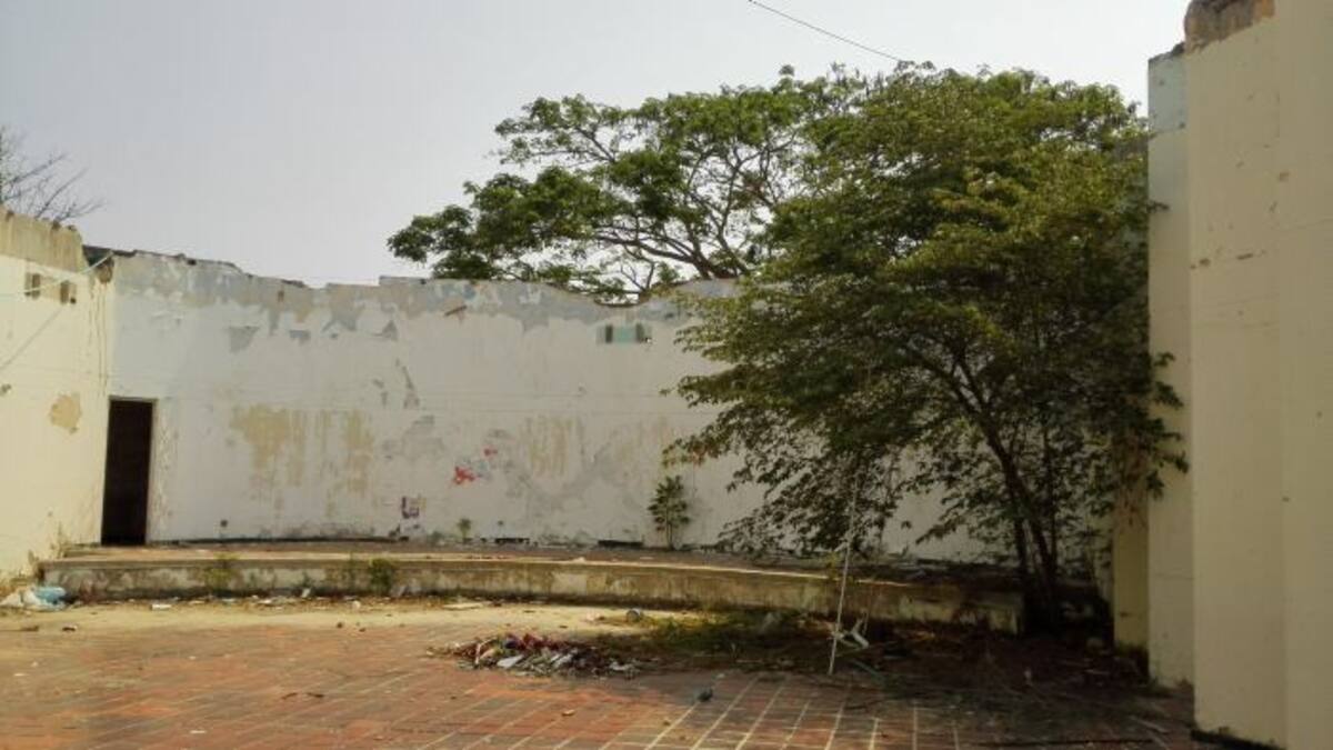 El techo del aula múltiple se vino al piso tras un fuerte vendaval desde hace más de dos años y desde entonces no ha sido reparado. Un árbol que crece al interior de la misma es la señal del olvido al que ha sido sometido. Samuel Álvarez Beleño/ El Universal