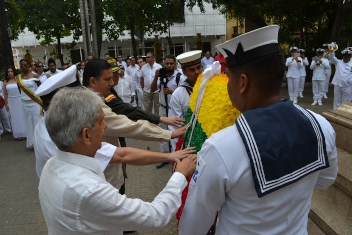 La ofrenda floral fue dispuesta a los pies de la estatua del Libertador, Simón Bolívar. Cortesía.