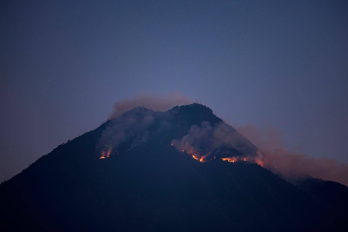 Voraz erupción del volcán de Agua en Guatemala consume 50 hectáreas
