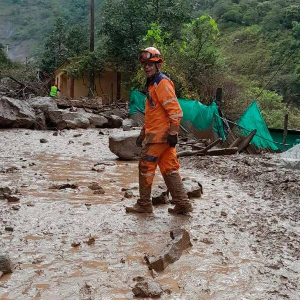 Equipos de rescate en la zona del derrumbe. //Twitter.