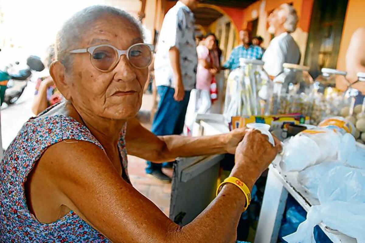 Cruz Villeros López (80 años), media vida endulzando la vida de los cartageneros. FOTOS: ZENIA VALDELAMAR