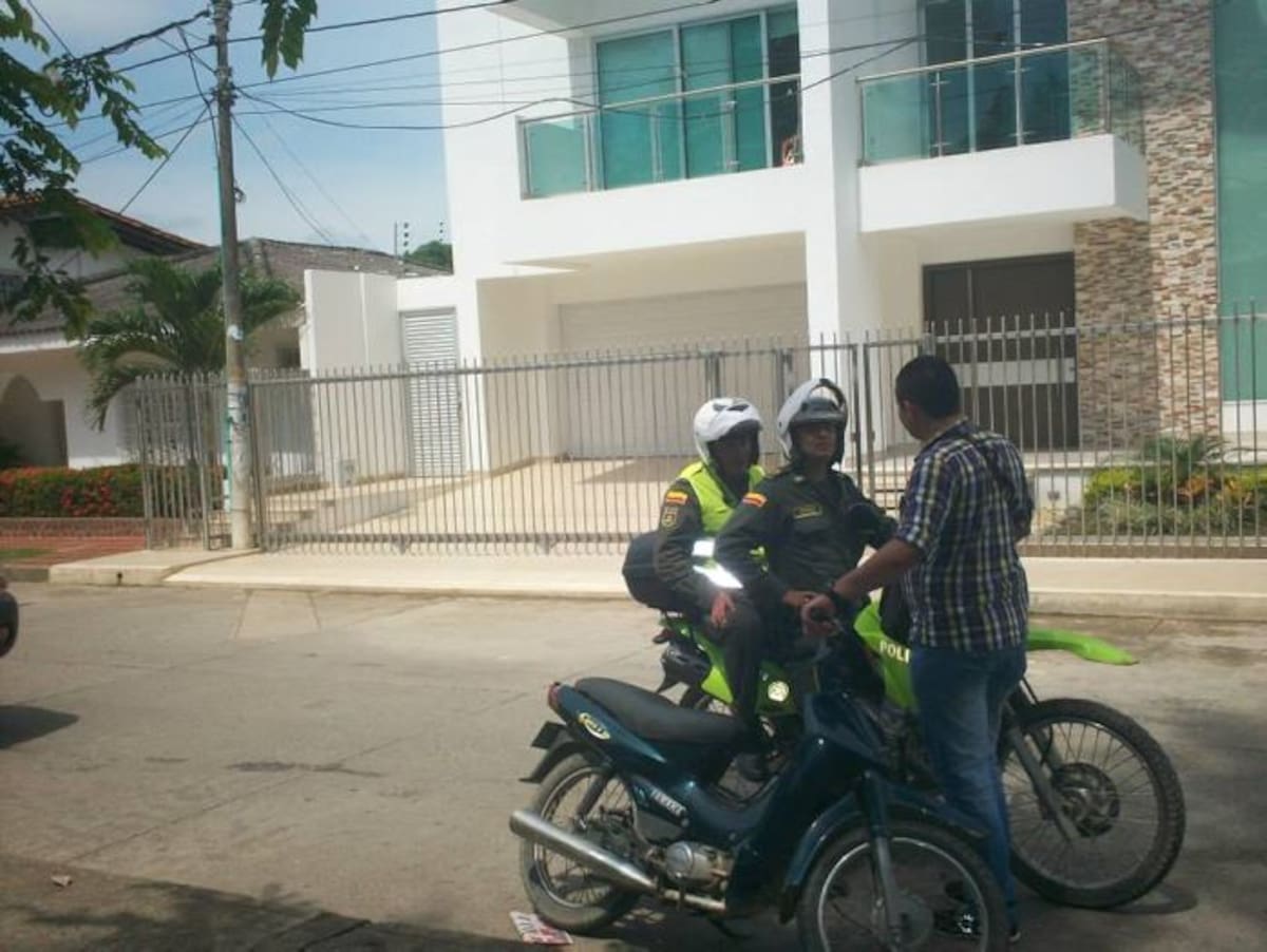 Dentro de la casa, al momento del ataque, estaban la compañera sentimental del Alcalde y la hija de él.