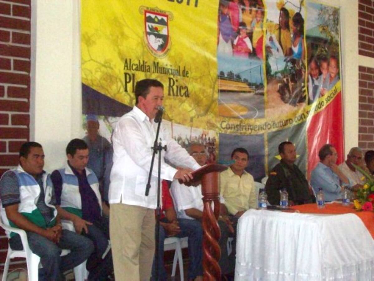 El alcalde de Planeta Rica, Óscar Díaz González, durante la rendición de cuentas estuvo rodeado de sus más inmediatos colaboradores.