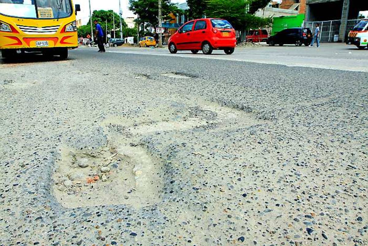 Los huecos en esta vía contigua al sector El Amparo de Cartagena generan daños a los vehículos, estrés en los conductores y tráfico lento todo el día. JULIO CASTAÑO - EL UNIVERSAL
