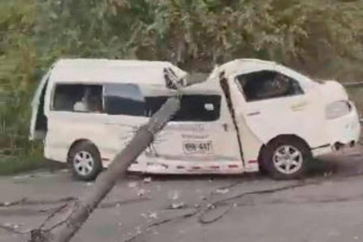 Buseta escolar choca contra poste y este le cae encima: reportan 4 heridos