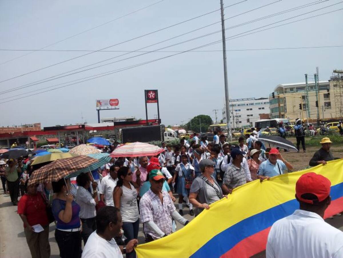 Decenas de personas hicieron presencia en la bomba El Amparo. ANTONIO CANCHILA - ELUNIVERSAL.COM.CO
