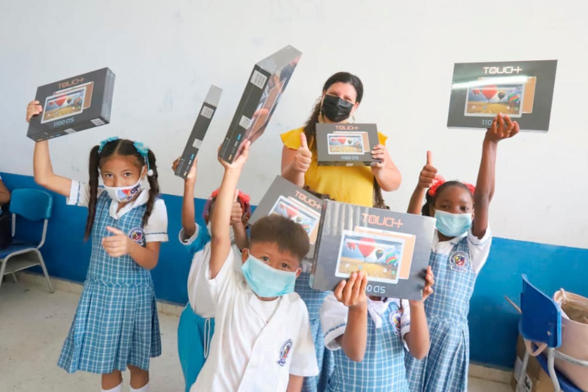 I.E. San Felipe Neri recibe 1680 tabletas para todos los estudiantes matriculados