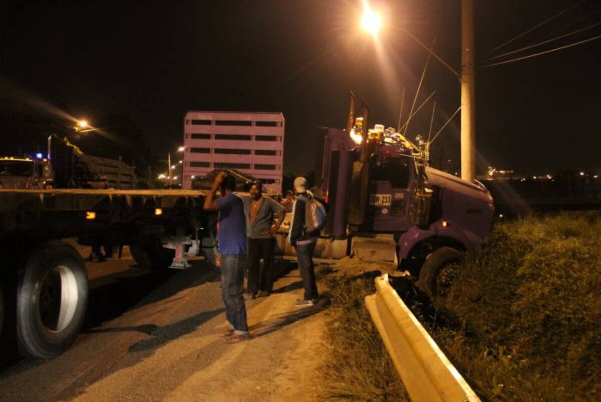 Algunos residentes del barrio Policarpa, salieron hasta el lugar para ver lo ocurrido y para pedir a las autoridades más señalización en la vía. JULIE PARRA BENITEZ - El Universal.
