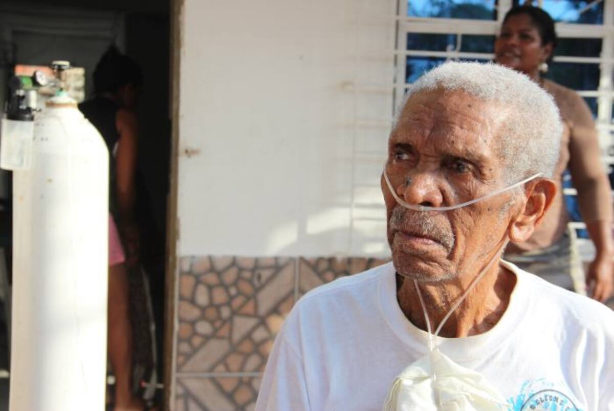 Ángel Custodio Carriazo, habitante del sector afectado, es un hombre de avanzada edad que sufre una enfermedad respiratoria y ahora depende de un condensador eléctrico. Cuando en el barrio cortan la luz sus familiares deben comprar una bala de oxigeno que cuesta $80.000 y dura 24 horas. Victor Hugo Mora Mendoza
