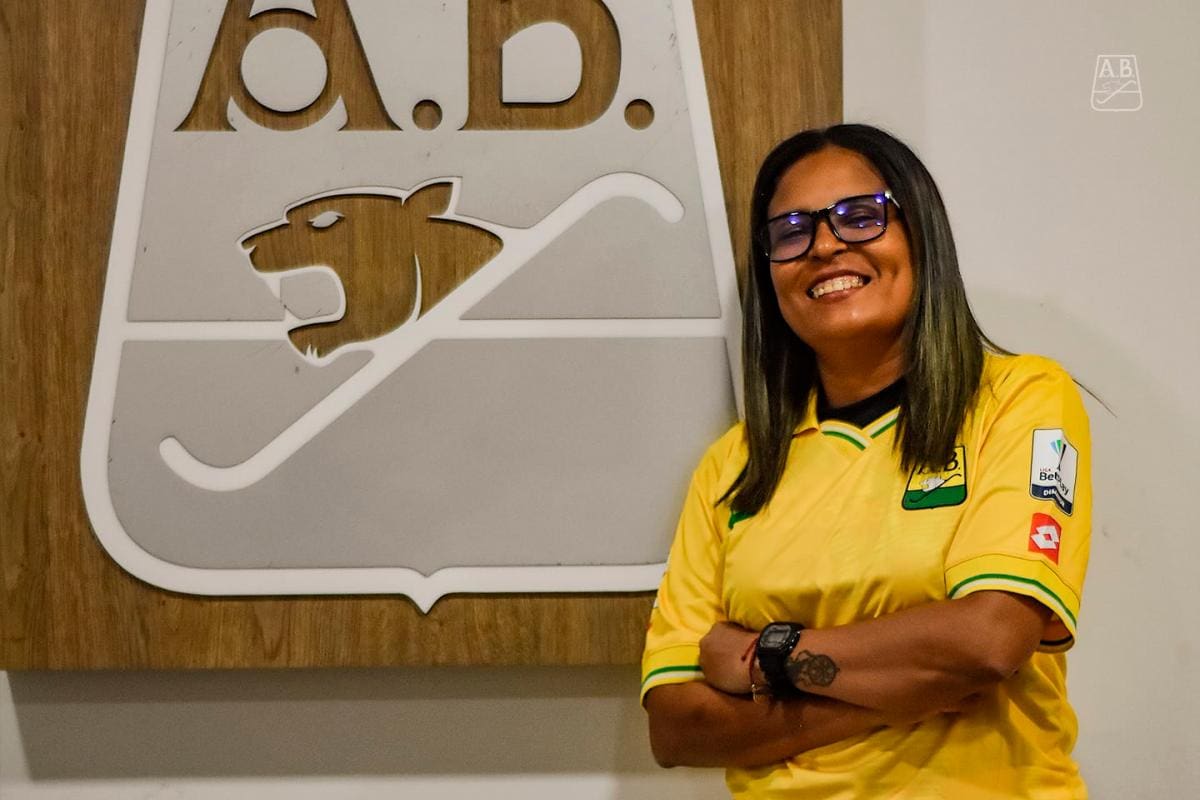 Es dueña de una escuela en Cartagena y ahora dirige al Bucaramanga femenino