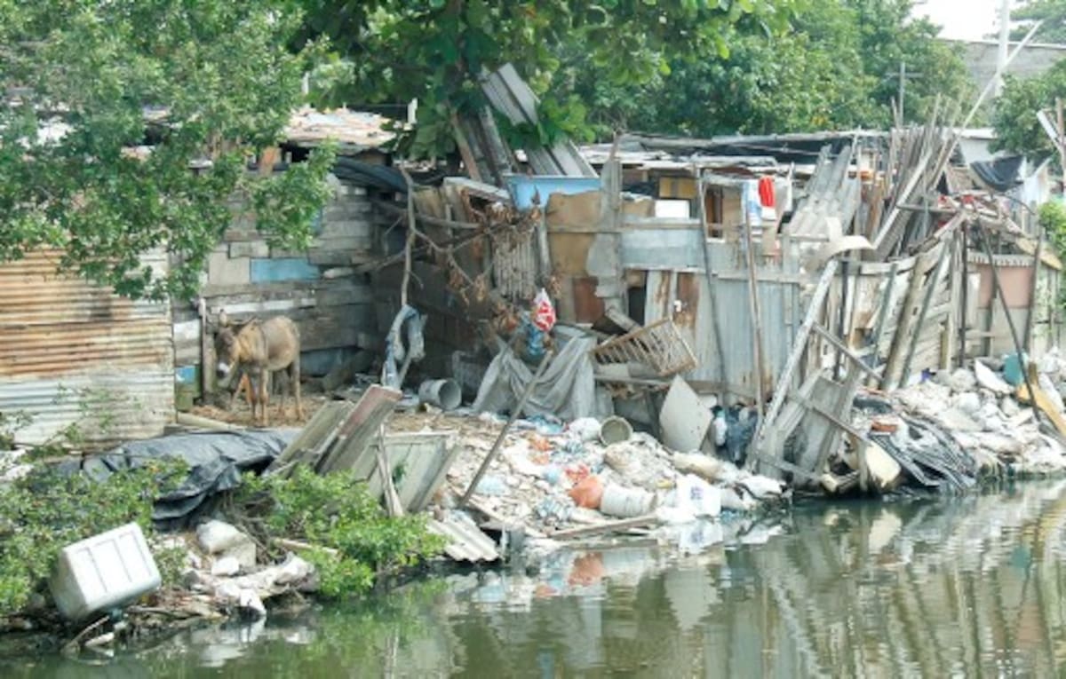 Las casuchas de invasores que se levantan y aumentan en las orillas del Caño Juan Angola, a la altura del barrio Torices, cerca al Puente Benjamín Herrera, están conta-minando esta importante cuerpo de agua. Kailline Giraldo Bejarano