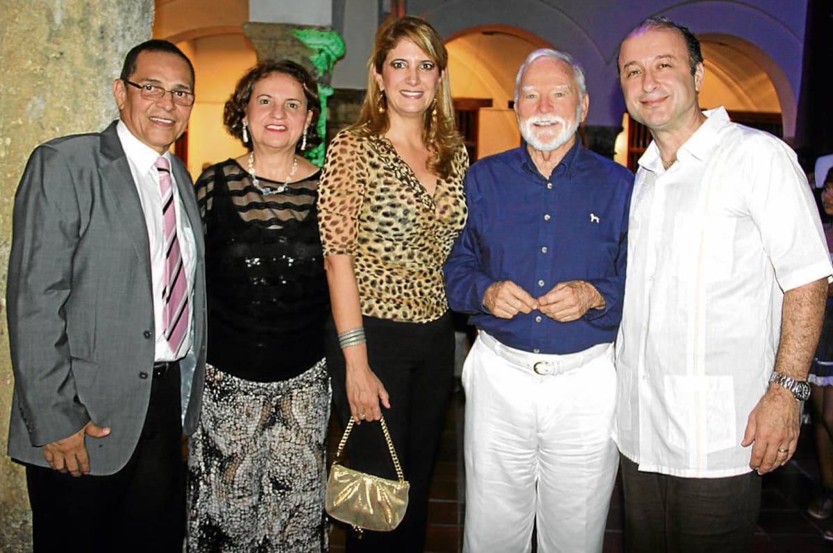 Ruper Sierra, Estella Barreto; la directora de la Institución Universitaria Bellas Artes, Sacra Nader; Richard Hoskins y Alexander Kordzaia. Zenia Valdelamar/El Universal/