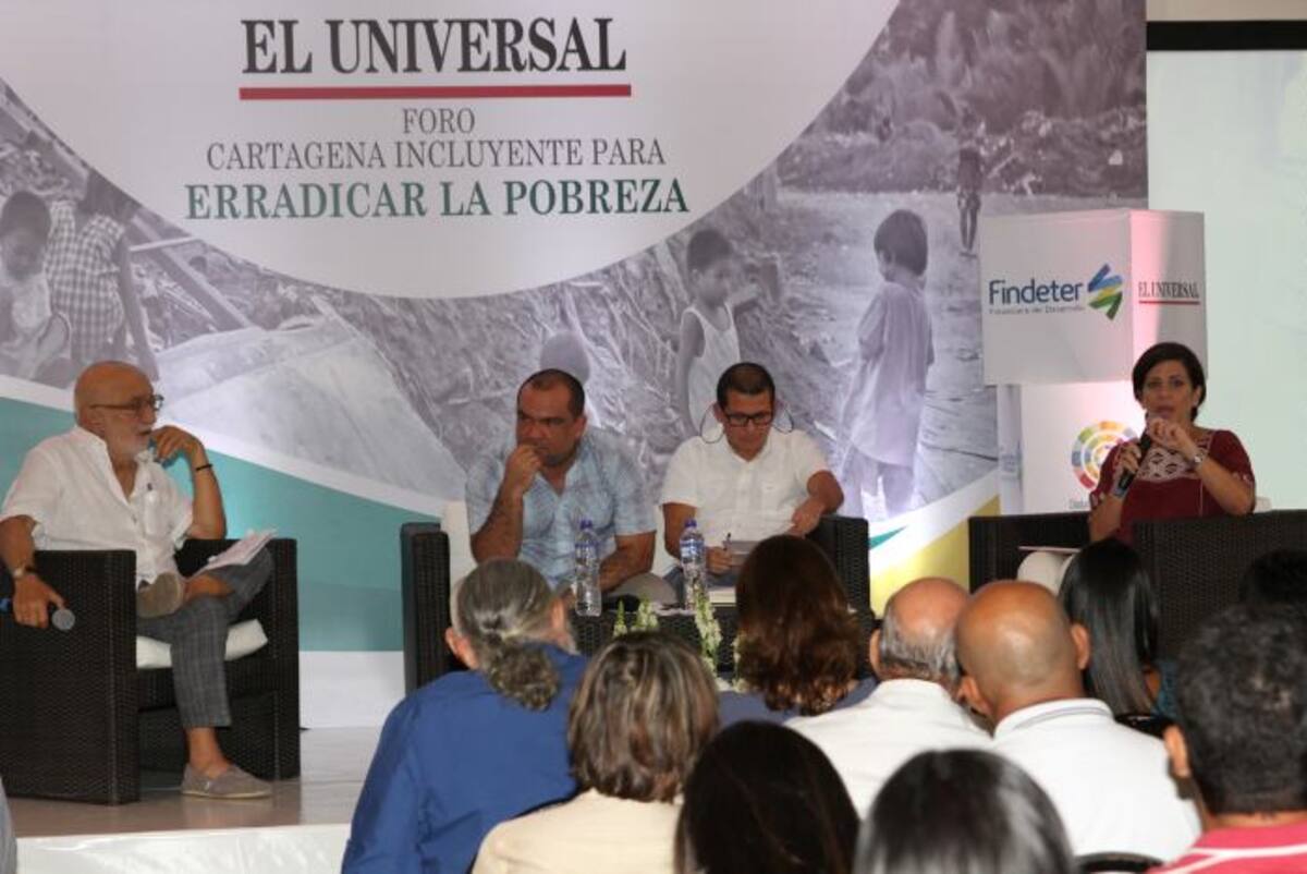 De izquierda a derecha: Juan Gossaín, moderador del foro; panelistas: Napoleón de la Rosa, secretario de Hacienda del Distrito; Aarón Espinosa Espinosa, director del Laboratorio de Investigación e Innovación en Cultura y Desarrollo de la Universidad Tecnológica de Bolívar; y Vivian Eljaiek, gerente general de la alianza Andi – Fundación Mamonal. Óscar Díaz.