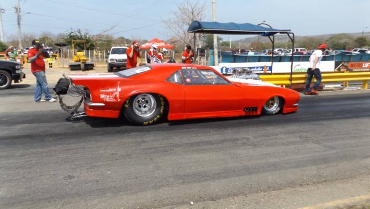 Camaro de Daniel Pérez, ganador de los Piques de Milla de Barranquilla. Cortesía Rodolfo Herrera-Piques Cuarto de Milla