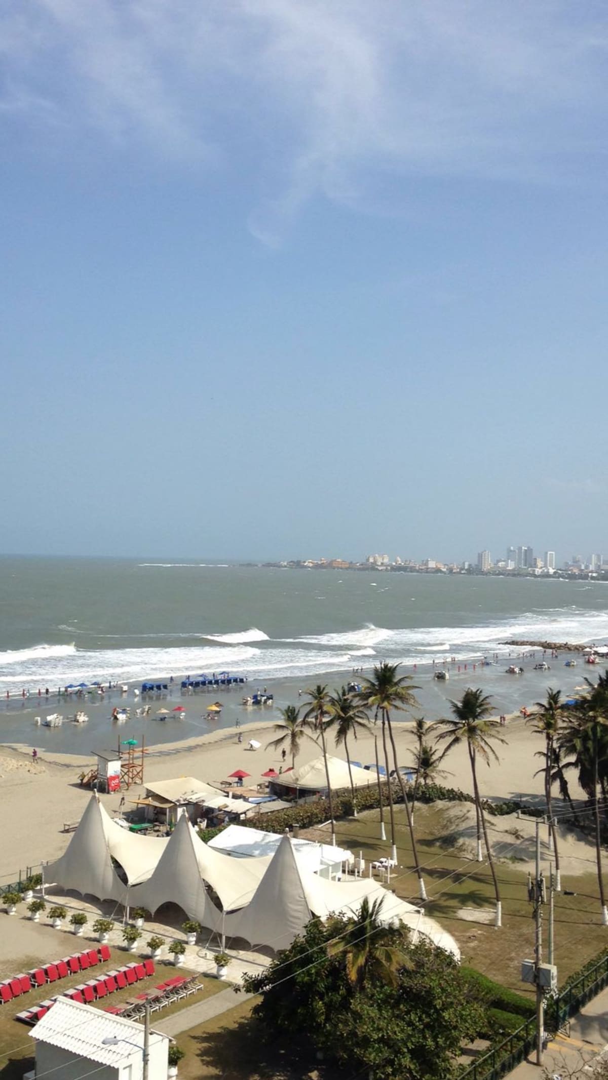 El agua invadió la zonas de las carpas en las playas de Bocagrande. Foto: Cortesía