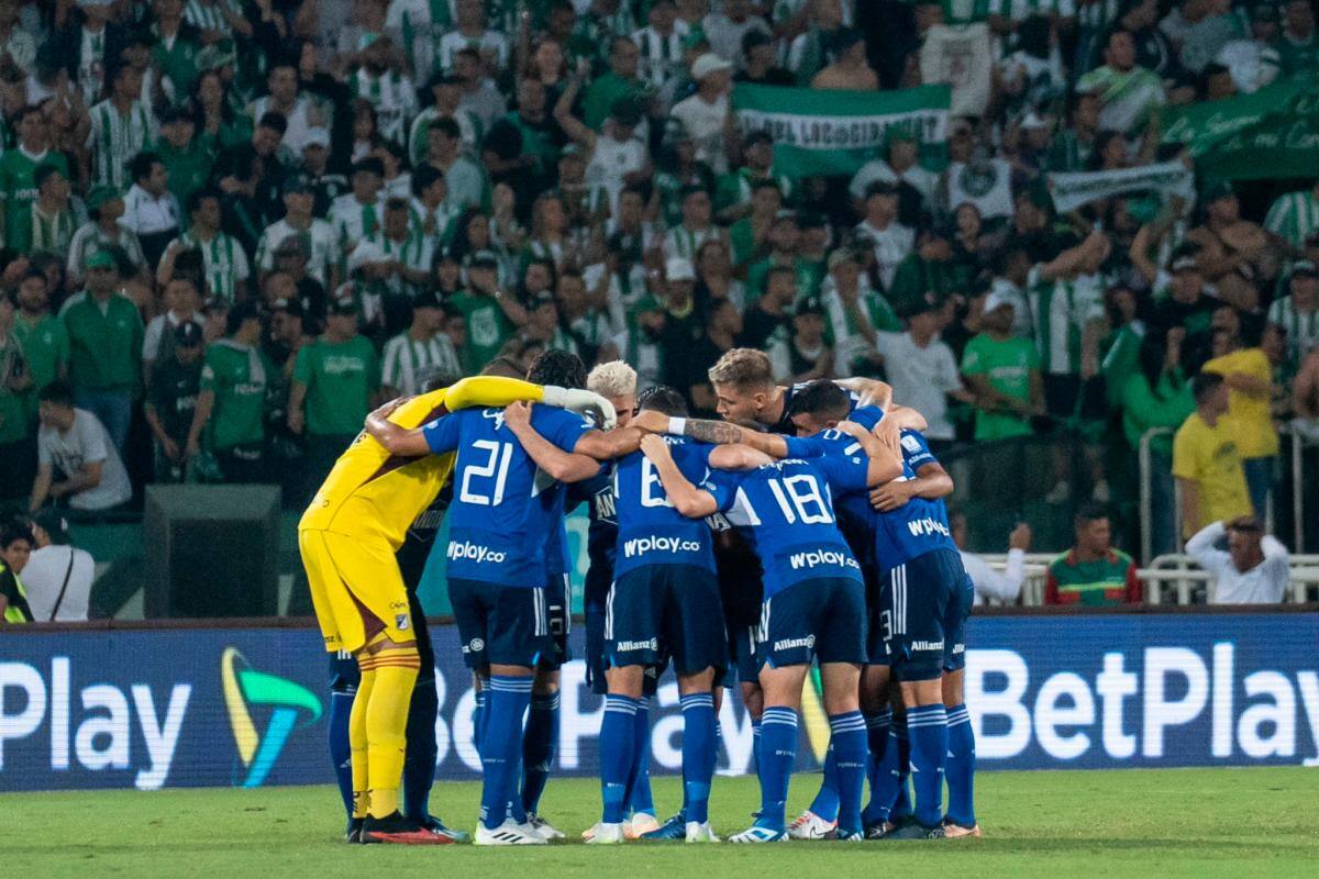 Futbolista es agredido por hinchas de Nacional en las afueras del estadio