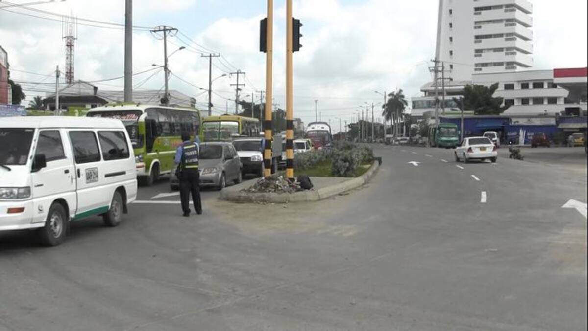 Los agentes se ubicaron en las esquinas de la nueva ruta para orientar a todos los conductores que transitaran por ahí.