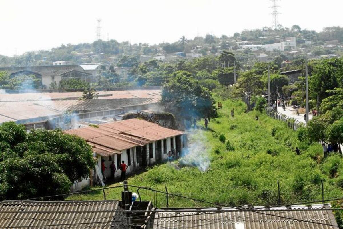 Las personas que están siendo objeto del desalojo, afirman que no tienen para dónde ir y que han tenido que salir corriendo del sitio porque los atacaron con gases lacrimógenos. JULIO CASTAÑO - EL UNIVERSAL